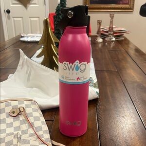 Swig Life Pink 20 ounce Insulated Water Bottle NWT